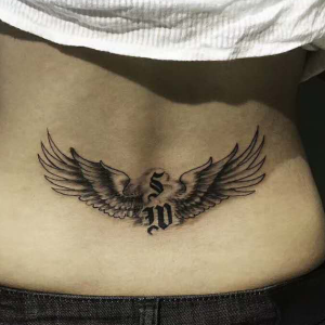 <b>小老弟后臀上的翅膀纹身图案</b>