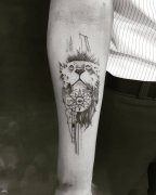 小臂黑灰狮子梵花纹身图案