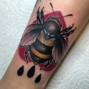 小臂彩色爱心蜜蜂纹身图案