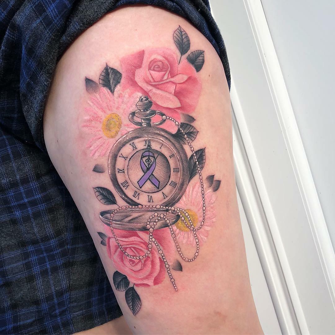 大腿彩色玫瑰钟表纹身图案