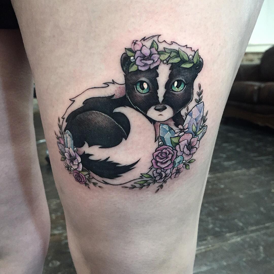 大腿彩色写实猫咪纹身图案